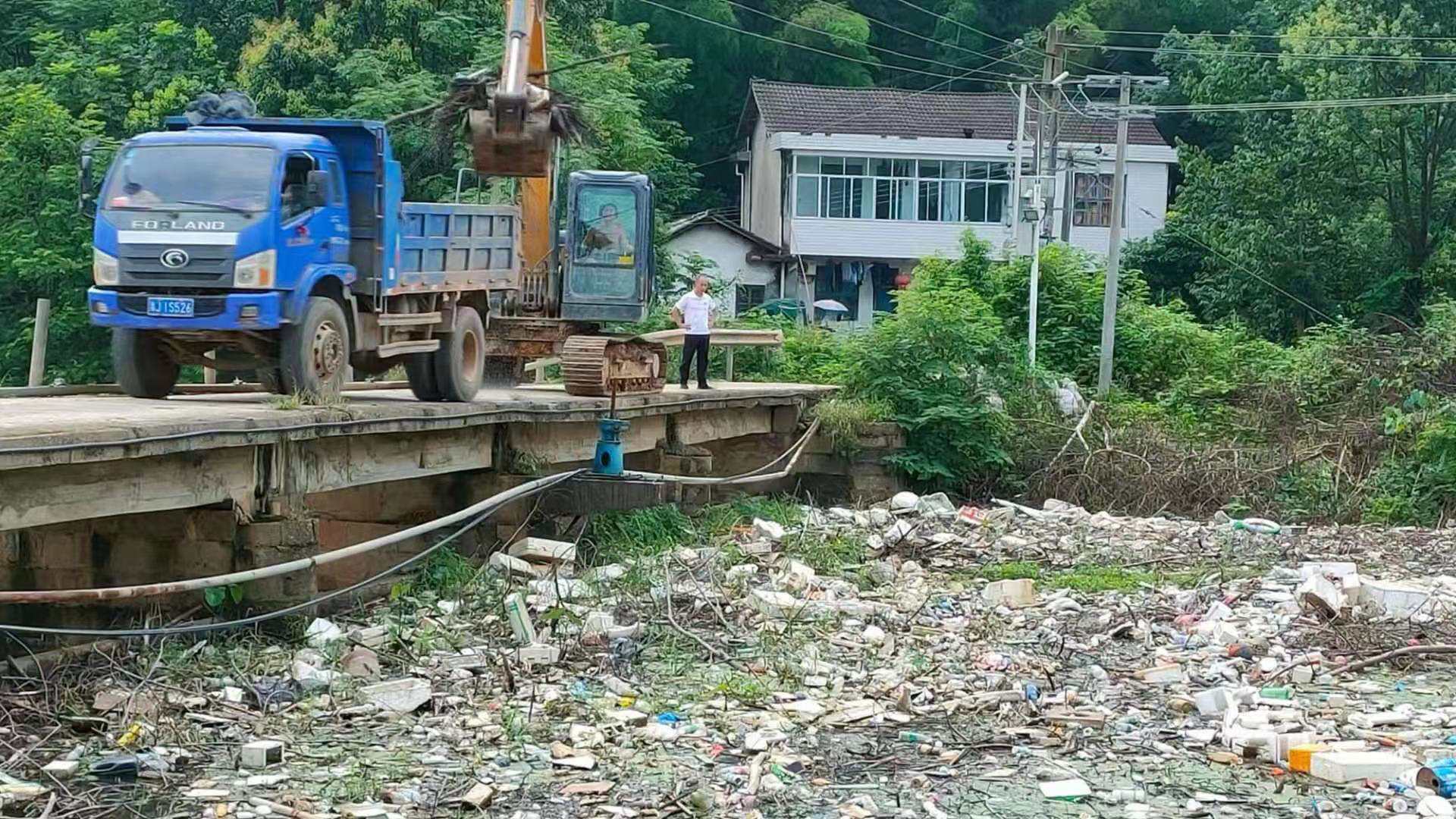 崔家桥镇：清理河道垃圾  守护绿水青山