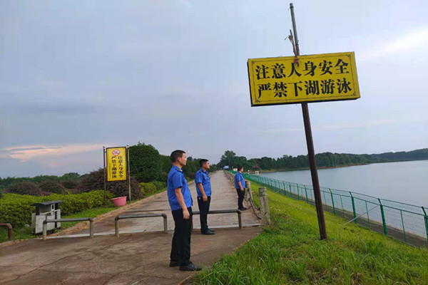 汉寿县城管执法局：坚持巡查监管 劝阻野泳行为