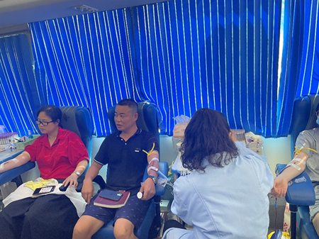 酉港镇积极参与无偿献血活动