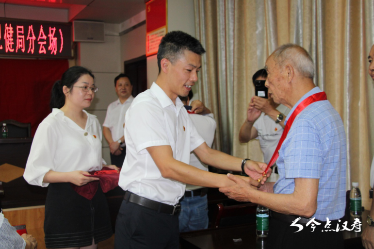 汉寿县卫健局举行“光荣在党50年”纪念章颁发暨新党员宣誓仪式
