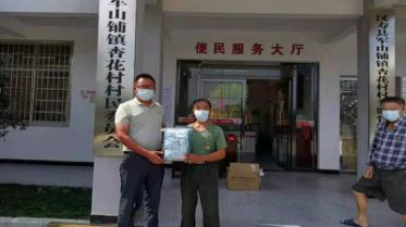 军山铺镇：群众捐赠物资  同心战"疫"
