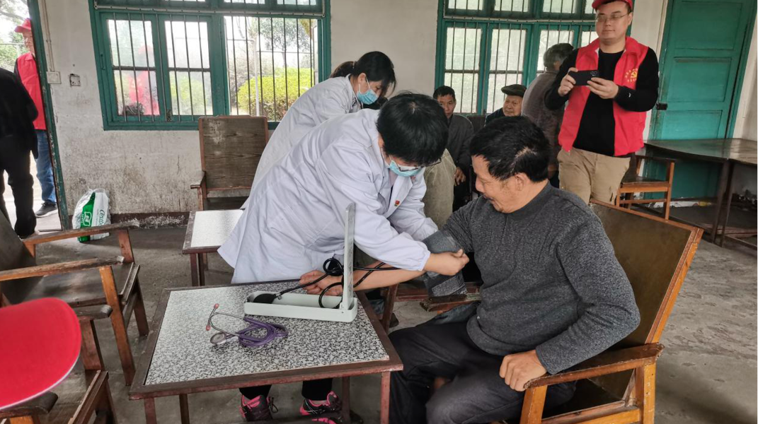 聂家桥乡开展重阳节爱老敬老义诊活动