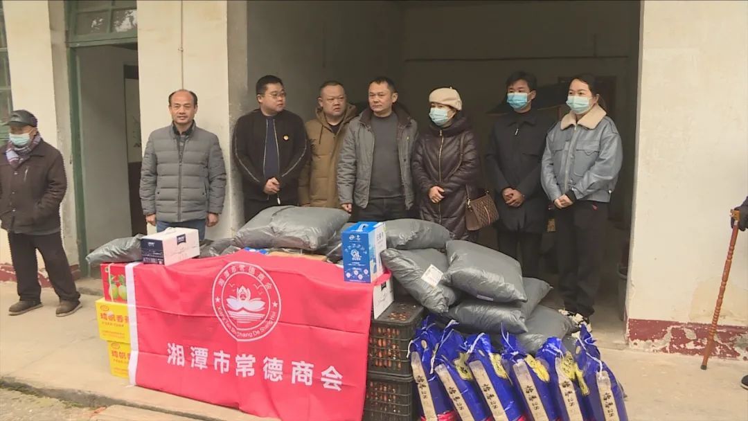 湘潭市常德商会来汉寿慰问敬老院老人