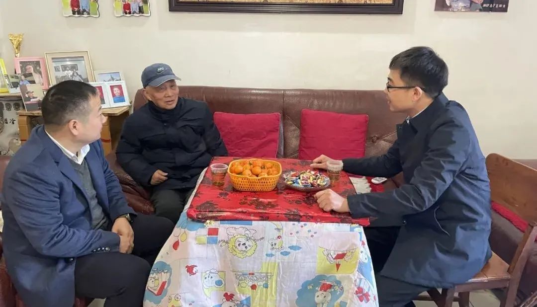 汉寿县领导周平看望慰问省级劳动模范