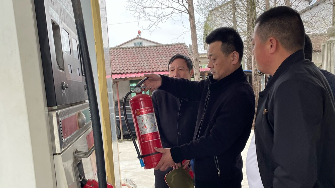 酉港镇负责人到神凤村督导工作