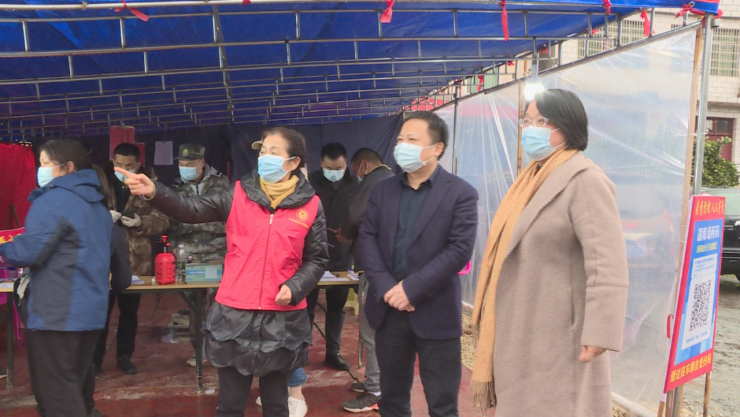 汉寿县妇联组织开展“巾帼送暖，携手防疫”捐赠物资活动