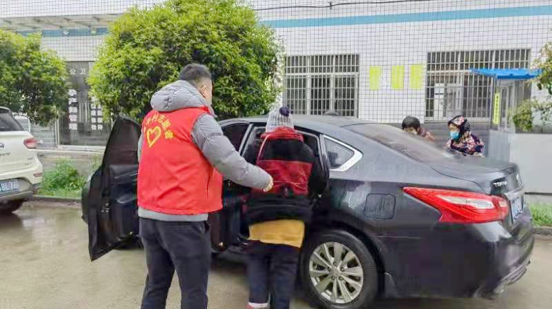 坡头镇：接送老人接种疫苗，贴心服务暖人心