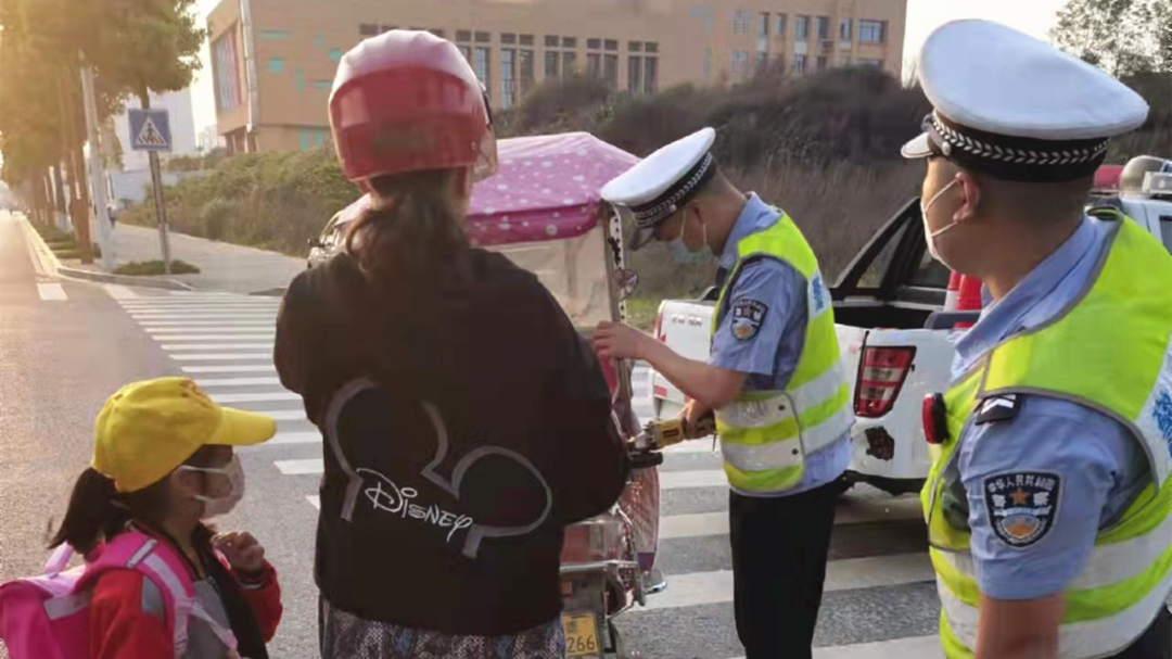 汉寿交警开展摩托车、电动自行车头盔佩戴整治行动
