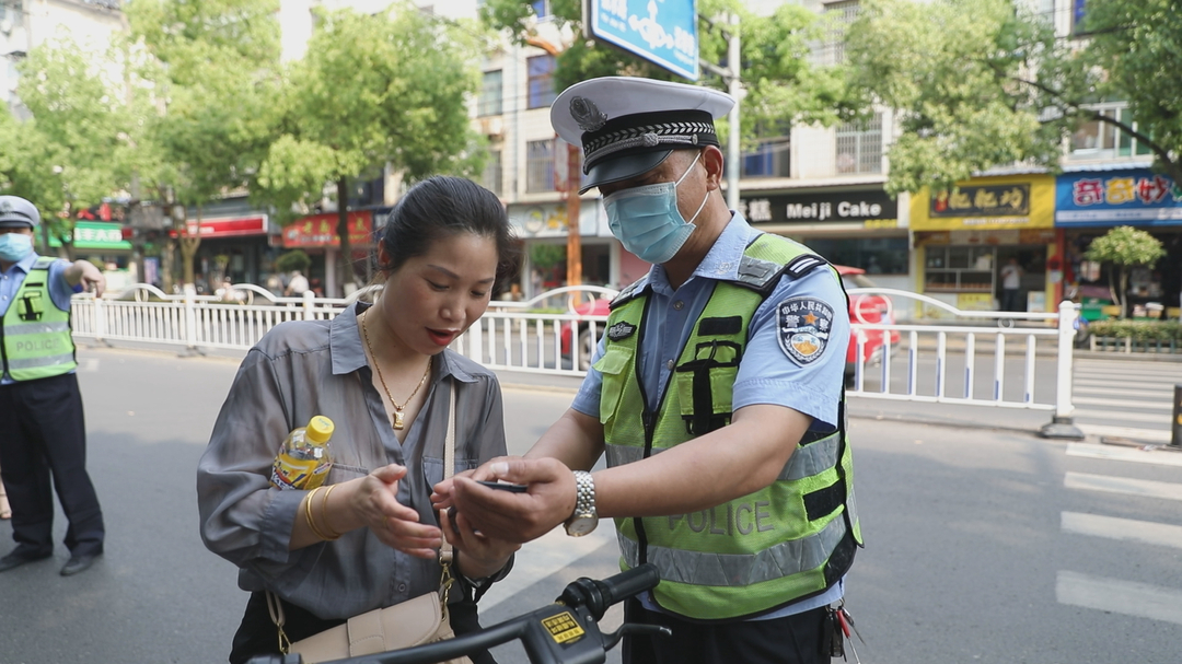 常德汉寿：开展摩托车、电动自行车头盔佩戴整治行动