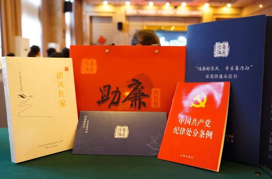 签承诺、送“廉礼”、看廉片……汉寿开启家庭助廉“清风之旅”