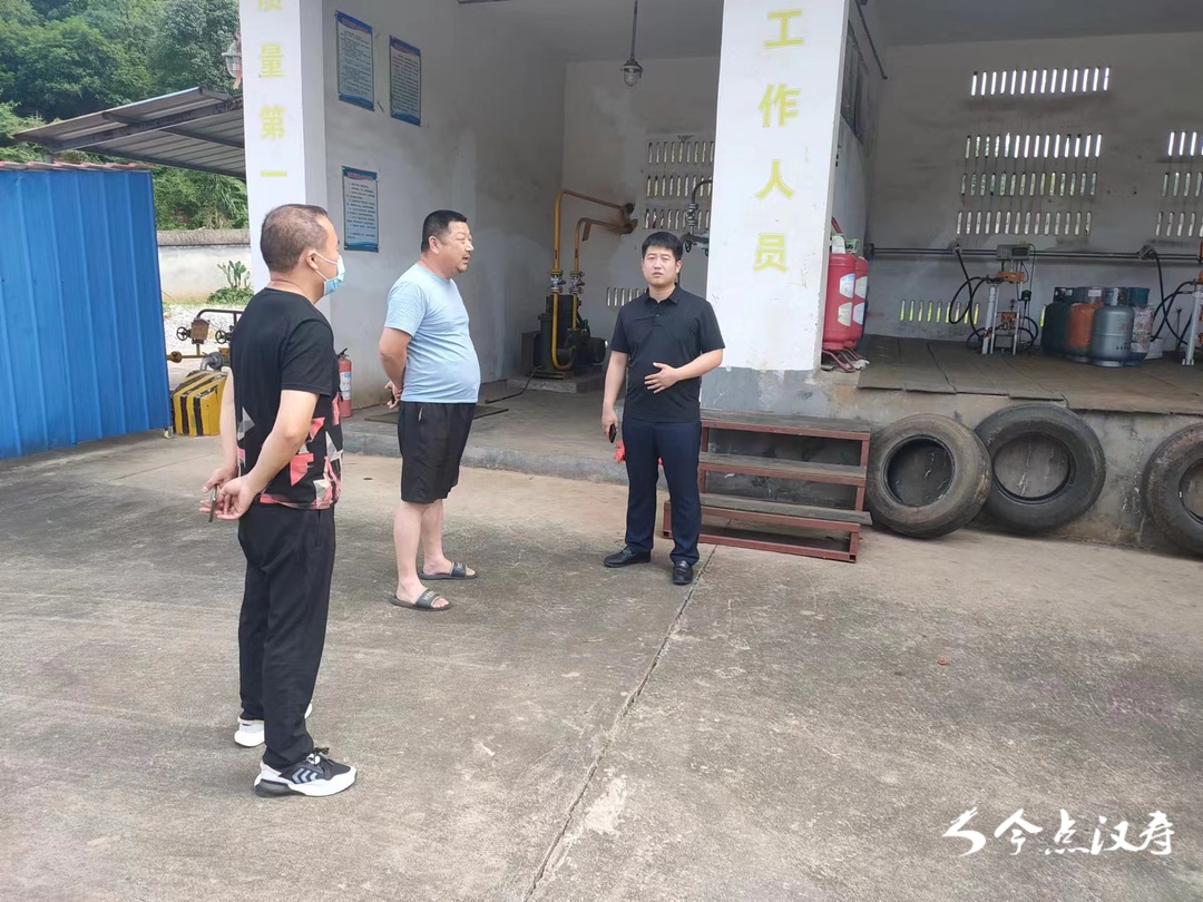 龙潭桥镇开展加油站、加气站安全生产大检查