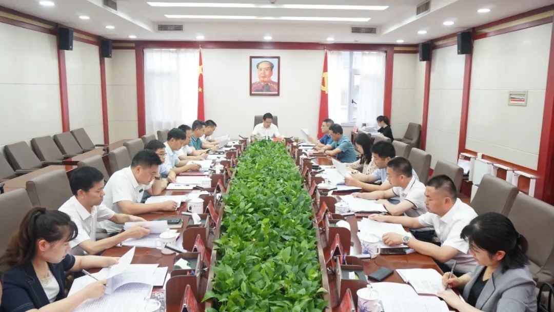 周功表主持召开县委常委会（扩大）会议