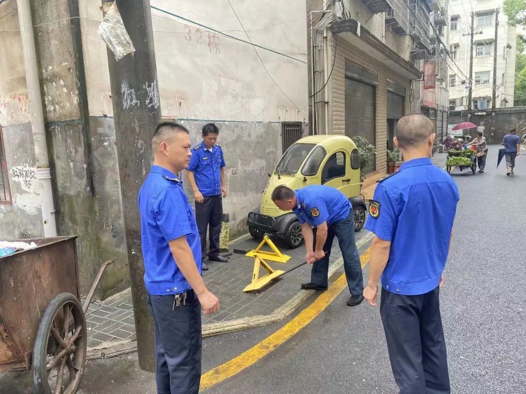汉寿城管回应群众呼声 依法拆除私装地锁还路于民