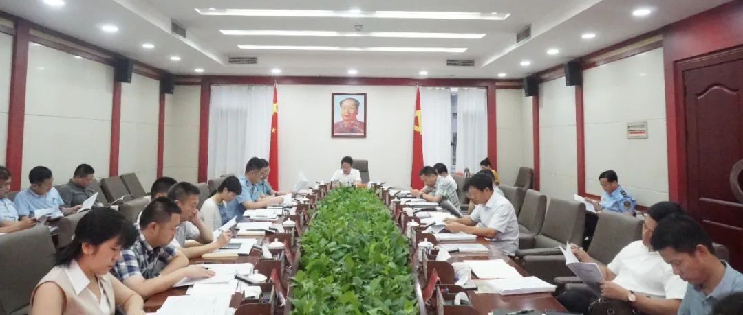 周功表主持召开县委常委会（扩大）会议