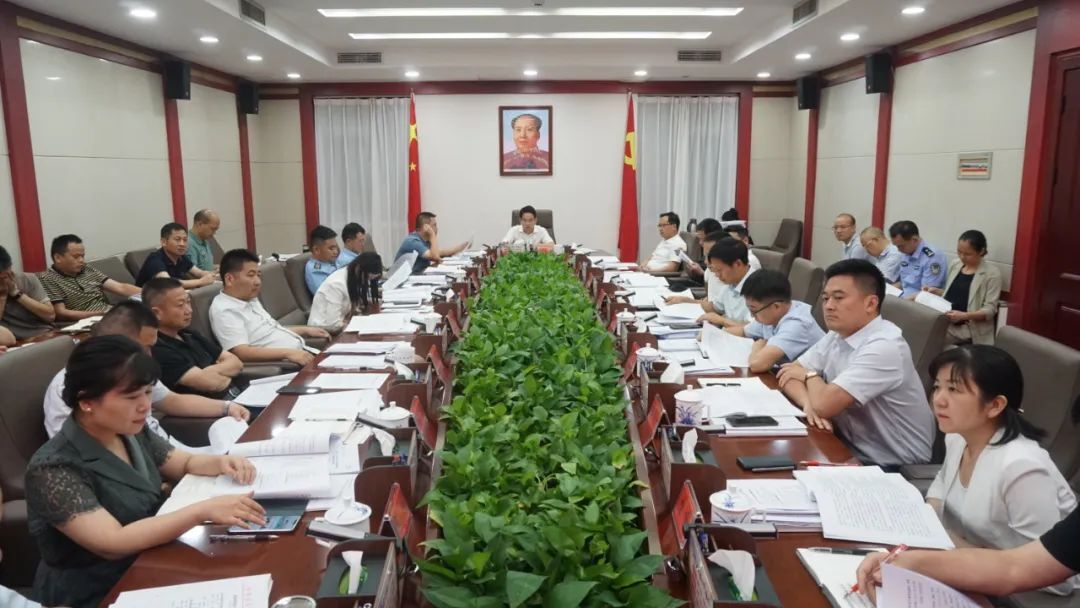 周功表主持召开县委常委会（扩大）会议