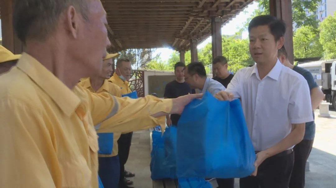 汉寿县领导慰问一线环卫工人
