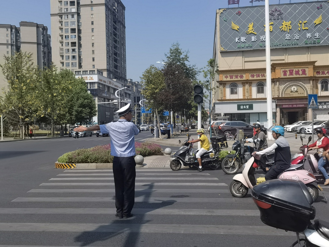 【平安汉寿】汉寿交警：高温下坚守  保交通畅安