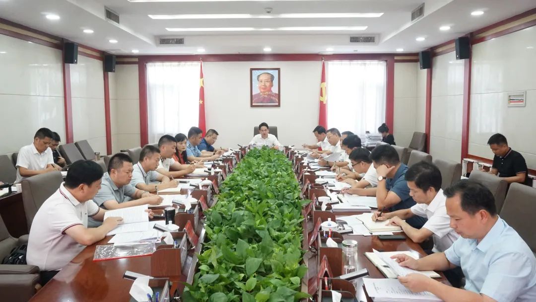 周功表主持召开县委常委会（扩大）会议