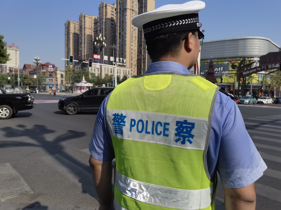 【平安汉寿】汉寿交警：不惧高温酷暑  奋战创文一线
