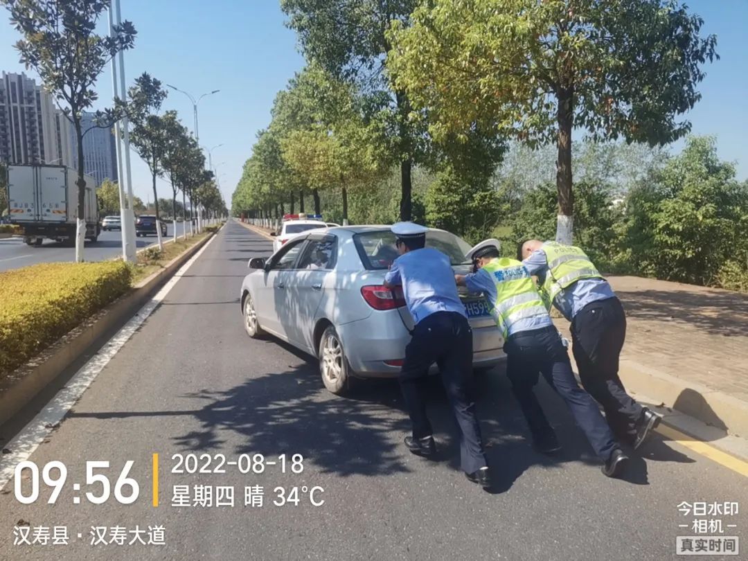 【防御高温 抗旱保收】县交警大队： 小车抛锚 交警推车保畅通