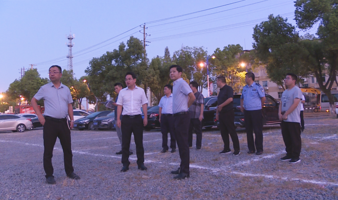 周功表在调研城市绿化工作时强调：要以民为本、向民而行，让群众“推窗见绿、出门见景”