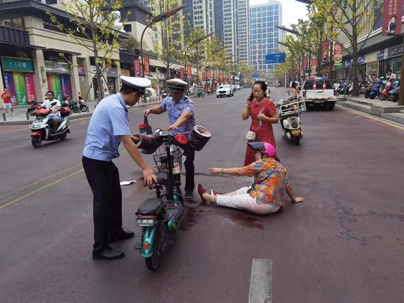 【平安汉寿】汉寿交警及时救助受伤群众
