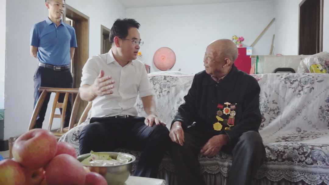 周功表走访慰问部分离退休干部
