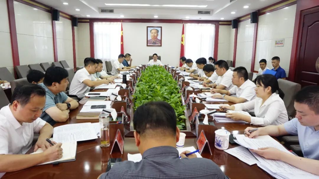 周功表主持召开县委常委会（扩大）会议
