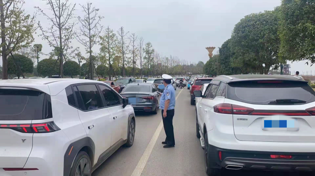 路畅人安度国庆 汉寿交警保平安