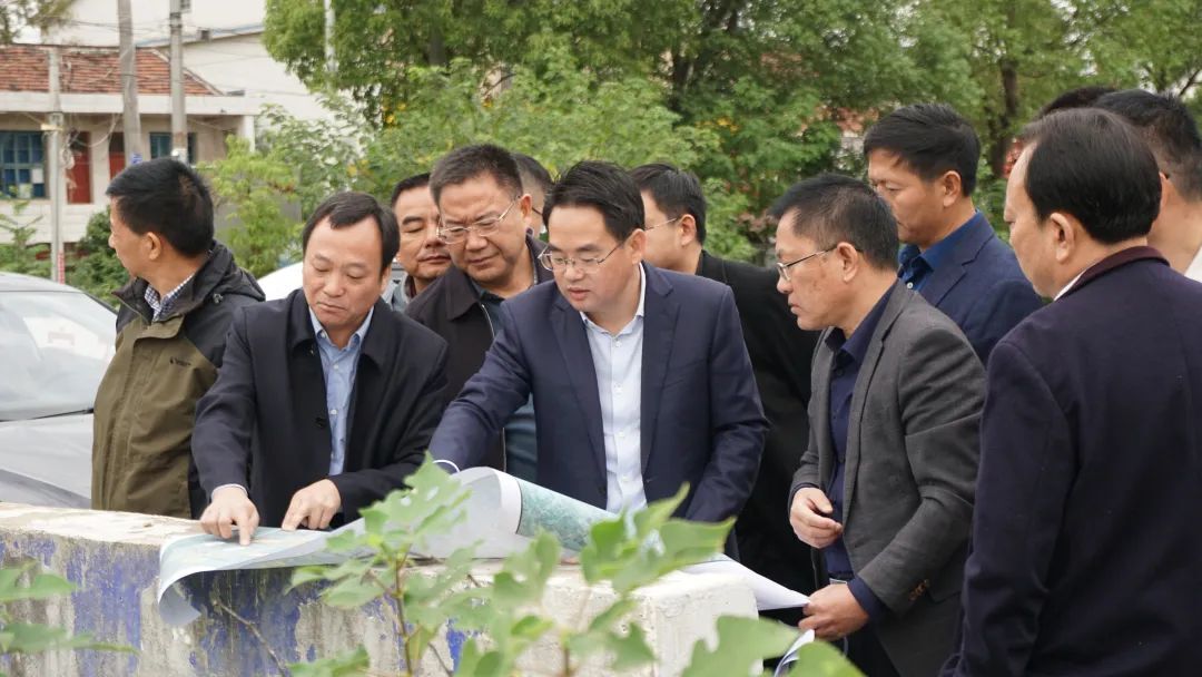 周功表在西湖片区公路提质改造工作调研座谈会上强调：要倾心打造民生路、振兴路、幸福路