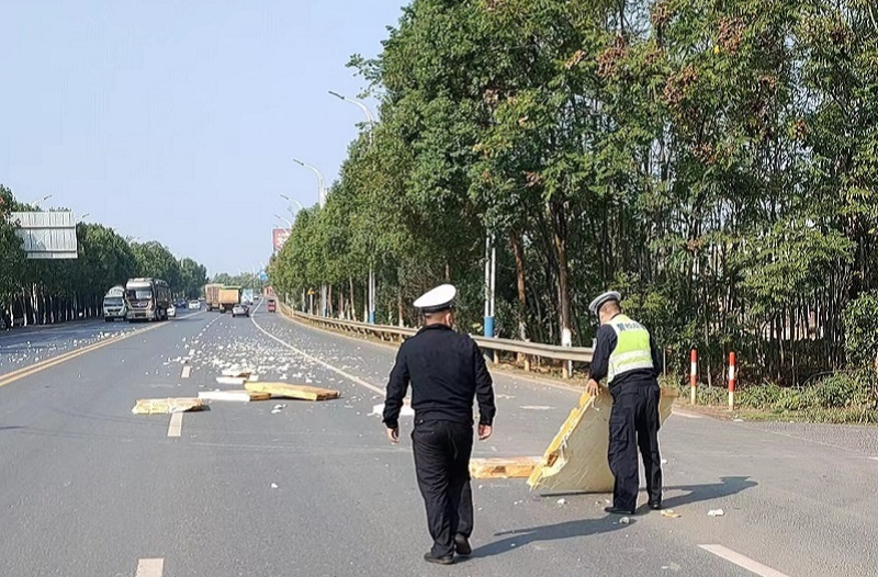 汉寿：路上留下散落物 交警清除保畅安
