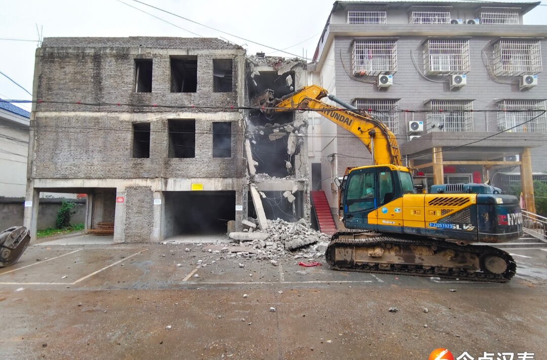 【三建三拆进行时】 汉寿城管：依法拆除存量违章建筑  助力小街小巷改造