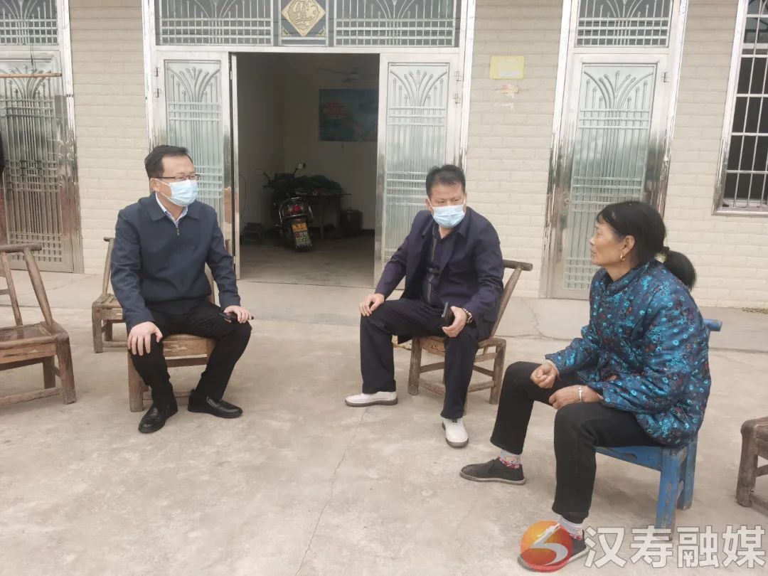 王时雨到罐头嘴镇调研乡村振兴工作