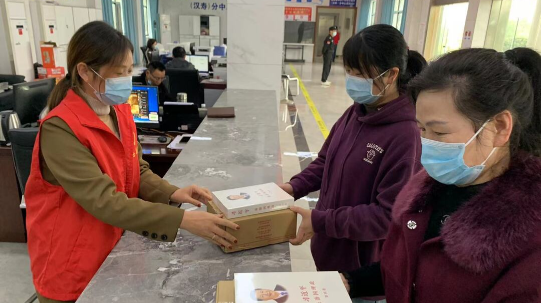 汉寿高新区开展“我为园区企业送书籍” 志愿服务活动