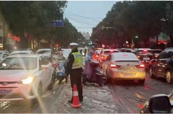 汉寿交警齐上阵 浴“雪”奋战保畅通