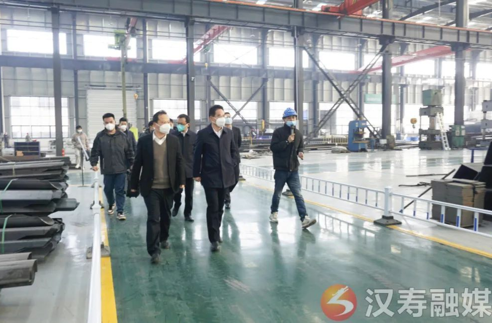 周功表在调研重点建设项目时强调：要靶向施策、精准发力，助力经济高质量发展