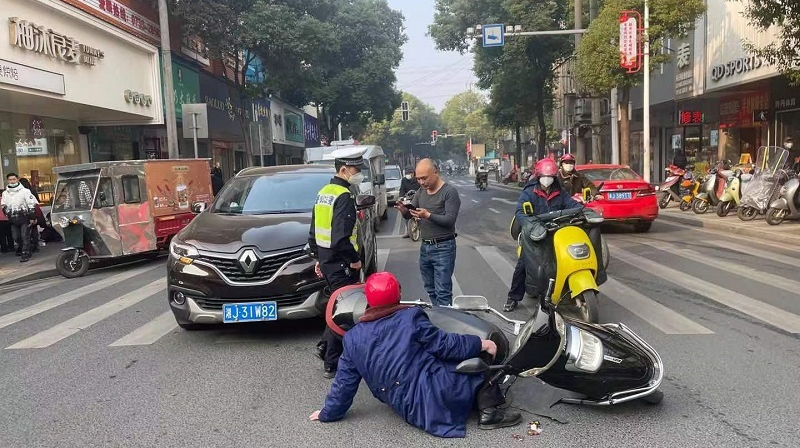 骑车老人被撞倒，汉寿交警暖心施救