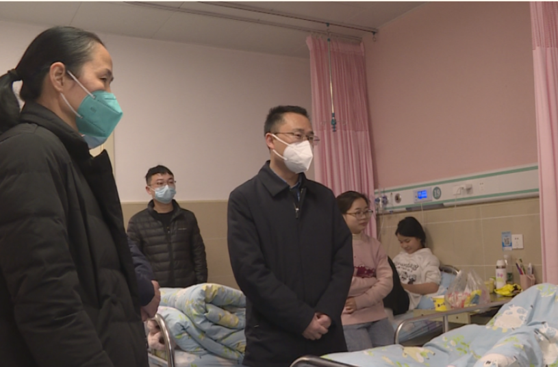 汉寿县领导到县人民医院看望慰问住院儿童