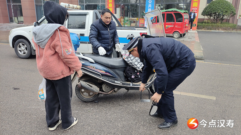 汉寿县城管执法局：电动车不慎侧翻 城管人暖心相助