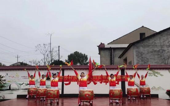 常德汉寿：蒋家嘴镇、百禄桥镇联合举办“巾帼英雄”主题广场舞演出