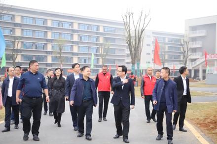 大美一中添新绿  三月春风织锦绣