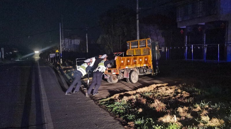 汉寿：三轮车半夜遇故障 巡逻交警来帮忙