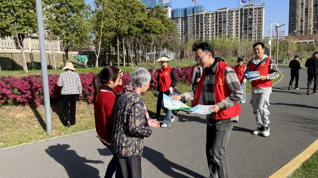 汉寿县委编办组织参与“护绿保洁我先行 齐手共建文明城”志愿服务活动