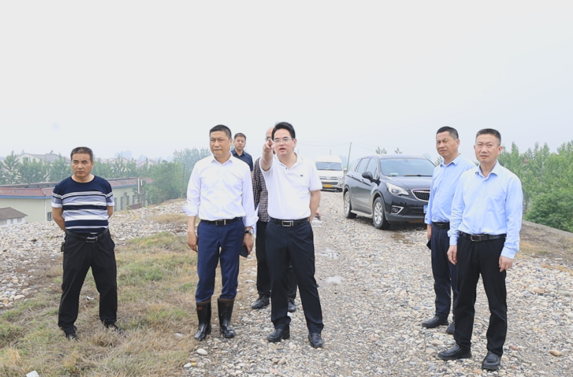 周功表在督导检查防汛备汛工作时强调：要居安思危、未雨绸缪，全力以赴抓好防汛备汛工作