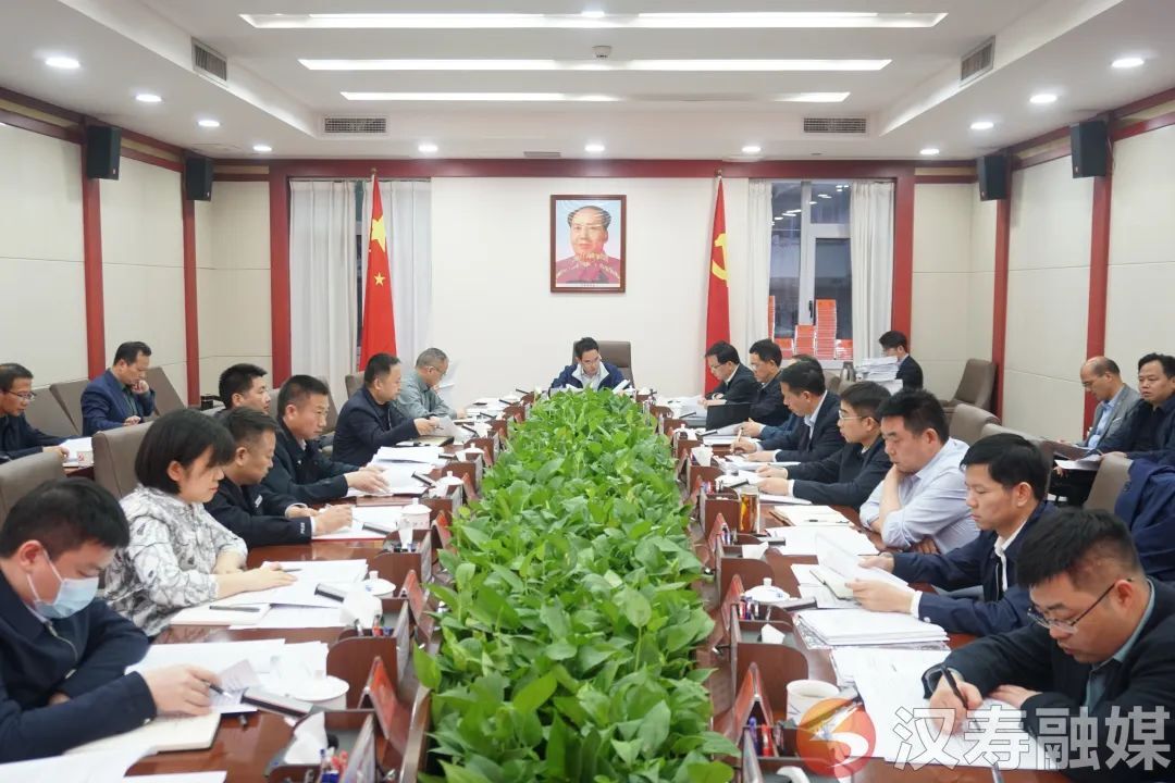 周功表主持召开2023年第十三次县委常委会（扩大）会议