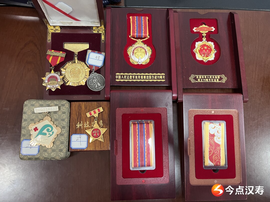 红色记忆代代传递：汉寿退役参战老兵捐赠荣誉勋章