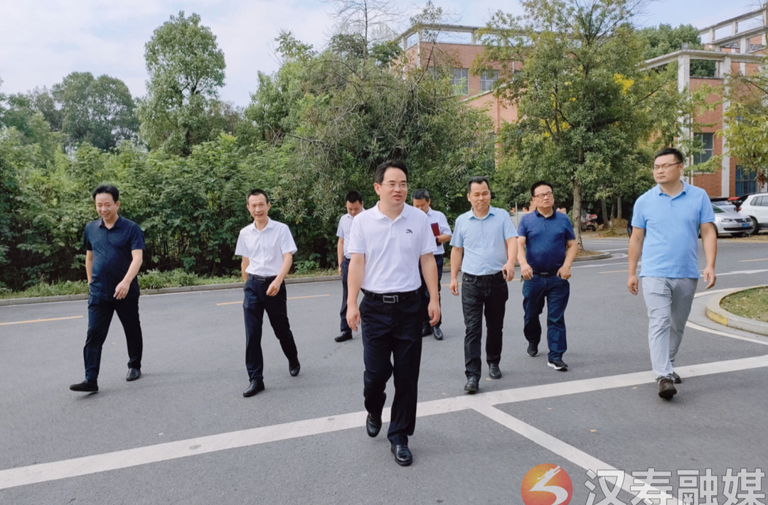 周功表在督导检查城区学校教学工作情况时强调：要聚焦聚力、用心用情，努力办好人民满意教育