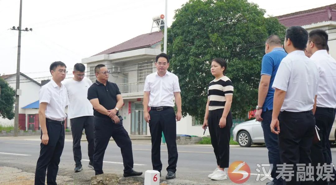 周功表督导检查农村人居环境整治工作