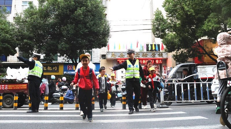 汉寿县公安局交通警察大队：站好“护学岗”，让平安“看得见”