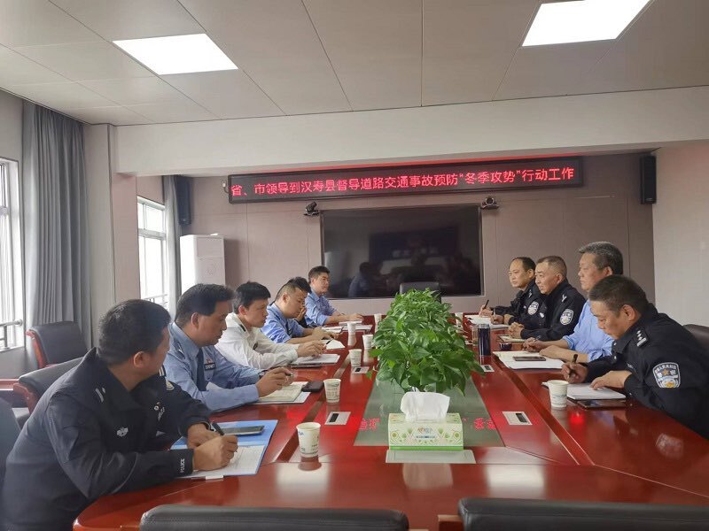 湖南省公安交通警察总队、常德市交警支队来汉寿督导“冬季攻势”行动